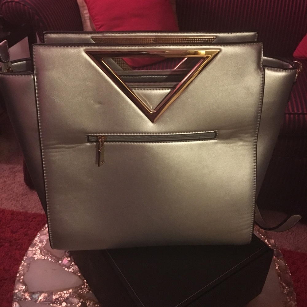 Silver/Gold trim handle wing style purse!